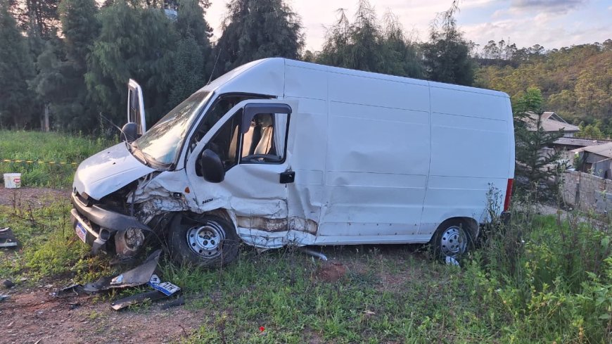 Carro invade contramão, bate de frente com caminhonete e deixa garoto de 13 anos e homem em estado grave em Poços de Caldas