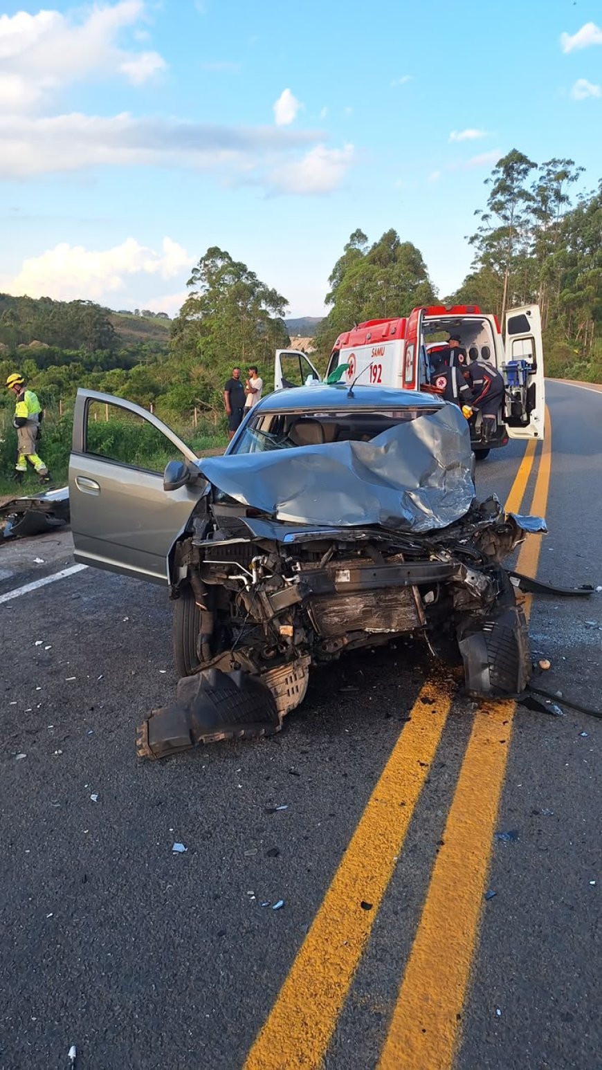Carro invade contramão, bate de frente com caminhonete e deixa garoto de 13 anos e homem em estado grave em Poços de Caldas