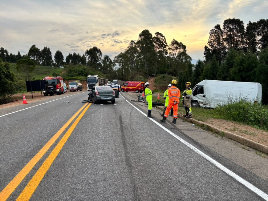 Carro invade contramão, bate de frente com caminhonete e deixa garoto de 13 anos e homem em estado grave em Poços de Caldas