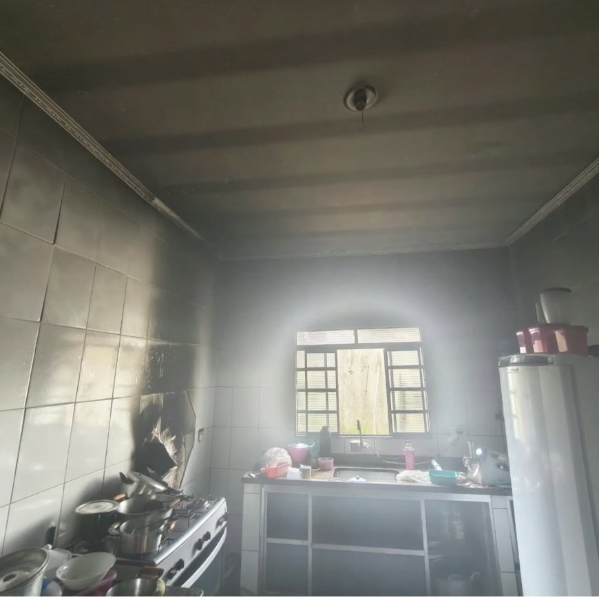 Vazamento em botijão causa incêndio e destrói eletrodoméstico em residência de Guaxupé