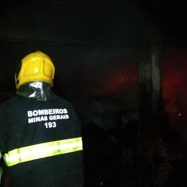 Incêndio em marcenaria atingiu parte de residência e caminhonete em Guaxupé
