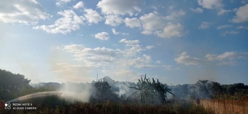 Bombeiros combatem incêndio em vegetação no Parque da Figueira, em Guaxupé