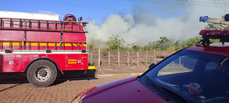 Bombeiros combatem incêndio em vegetação no Parque da Figueira, em Guaxupé