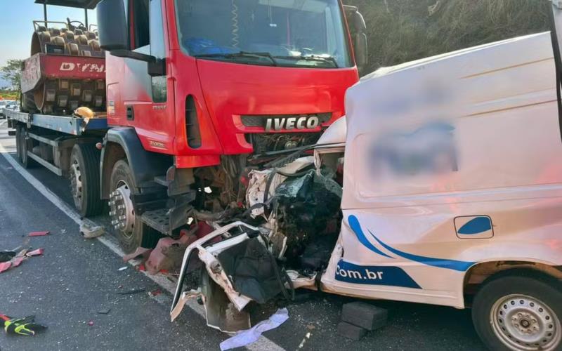 Motorista de 26 anos morre após batida entre Fiorino e caminhão na MGC-491