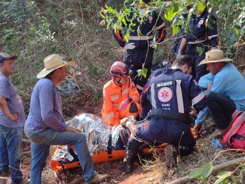 Homem fica gravemente ferido após acidente com trator em ribanceira na zona rural de Monte Santo 